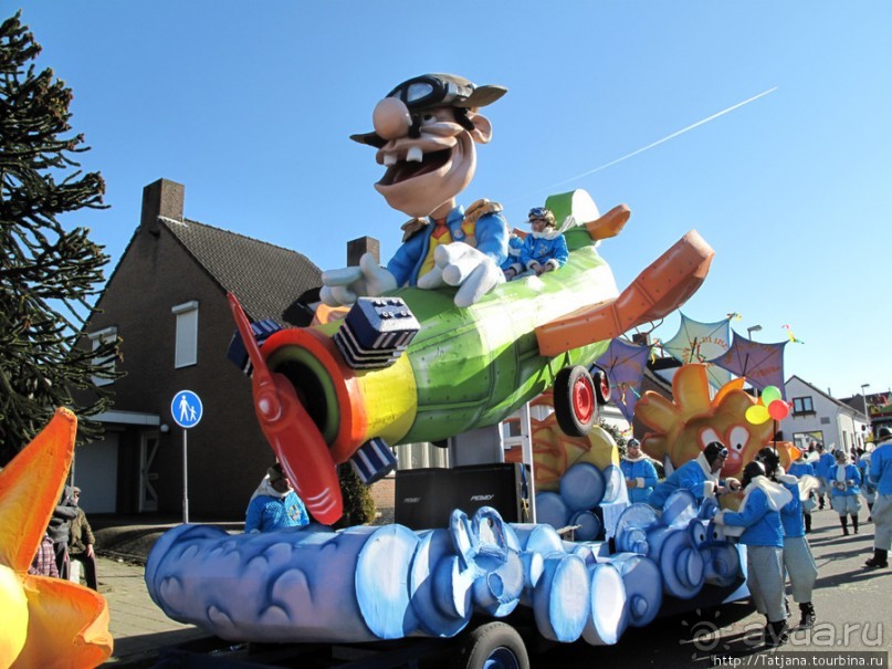 Солнечный карнавальный день в Херлене.