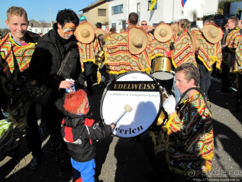 Солнечный карнавальный день в Херлене.