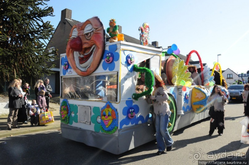 Солнечный карнавальный день в Херлене.