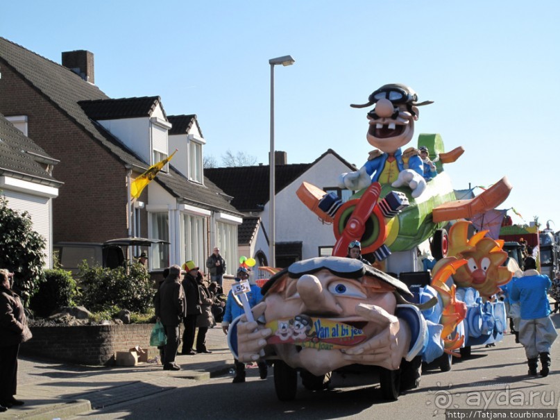 Солнечный карнавальный день в Херлене.