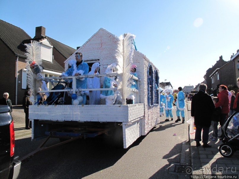 Солнечный карнавальный день в Херлене.