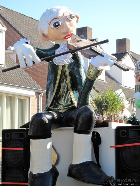 Солнечный карнавальный день в Херлене.