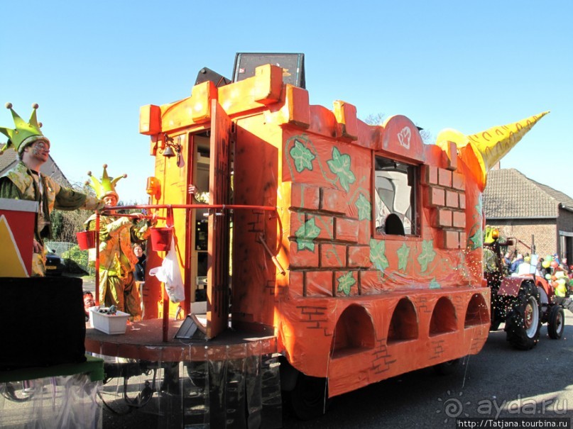 Солнечный карнавальный день в Херлене.