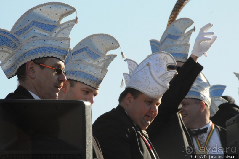 Солнечный карнавальный день в Херлене.