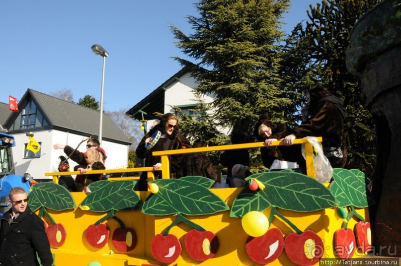 Солнечный карнавальный день в Херлене.