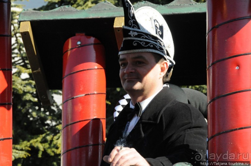 Солнечный карнавальный день в Херлене.