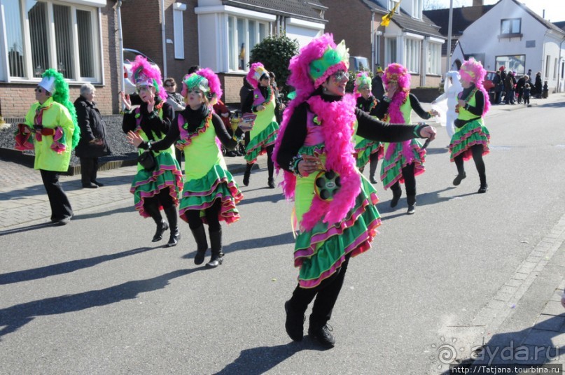 Солнечный карнавальный день в Херлене.