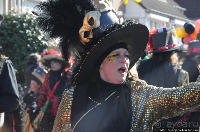 Солнечный карнавальный день в Херлене.