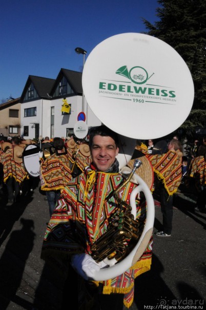 Солнечный карнавальный день в Херлене.