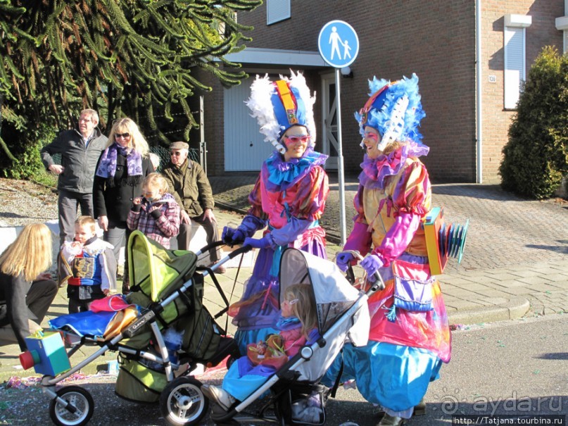 Солнечный карнавальный день в Херлене.