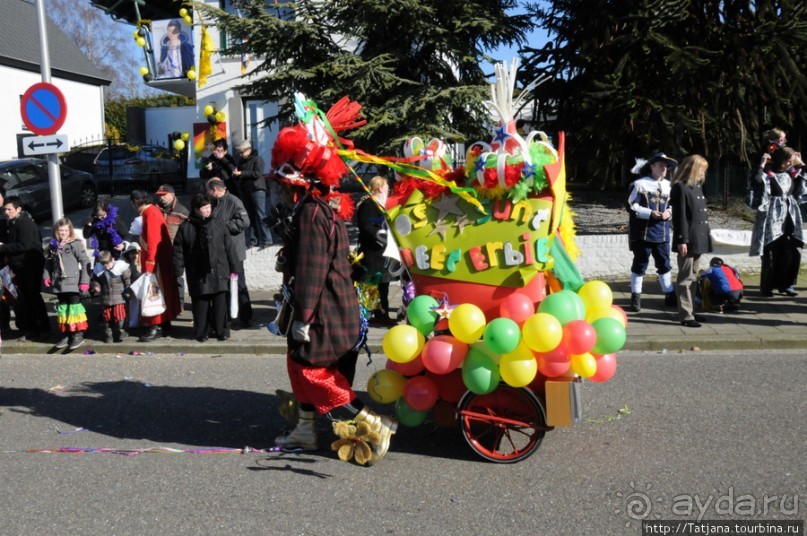 Солнечный карнавальный день в Херлене.