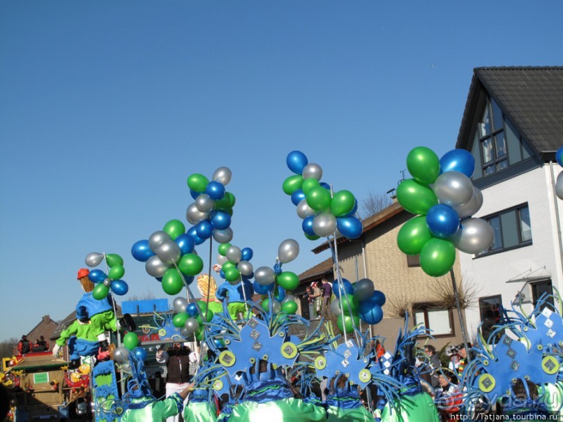 Солнечный карнавальный день в Херлене.