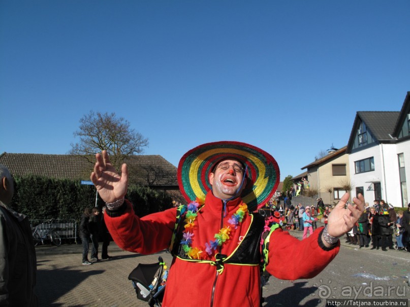 Солнечный карнавальный день в Херлене.