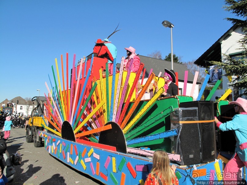 Солнечный карнавальный день в Херлене.