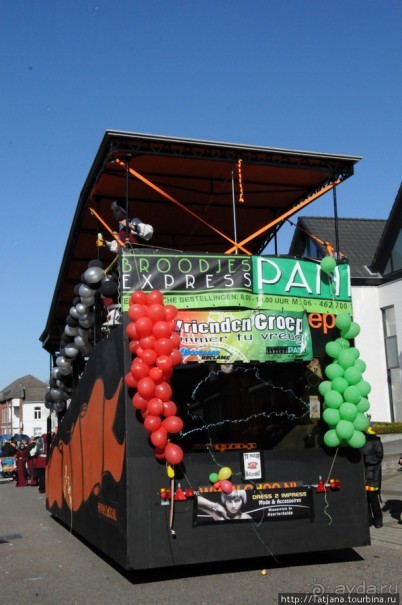 Солнечный карнавальный день в Херлене.