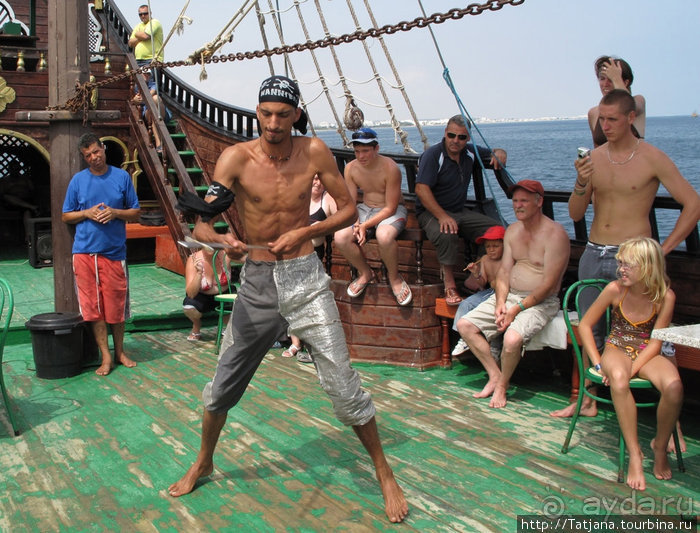 Шоу тунисских факиров.