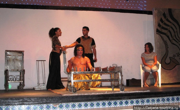 Шоу тунисских факиров.