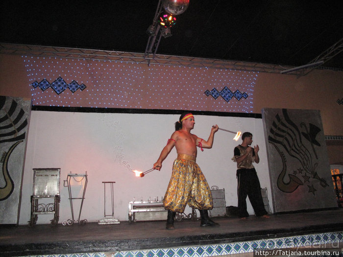 Шоу тунисских факиров.
