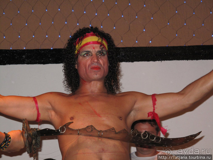 Шоу тунисских факиров.