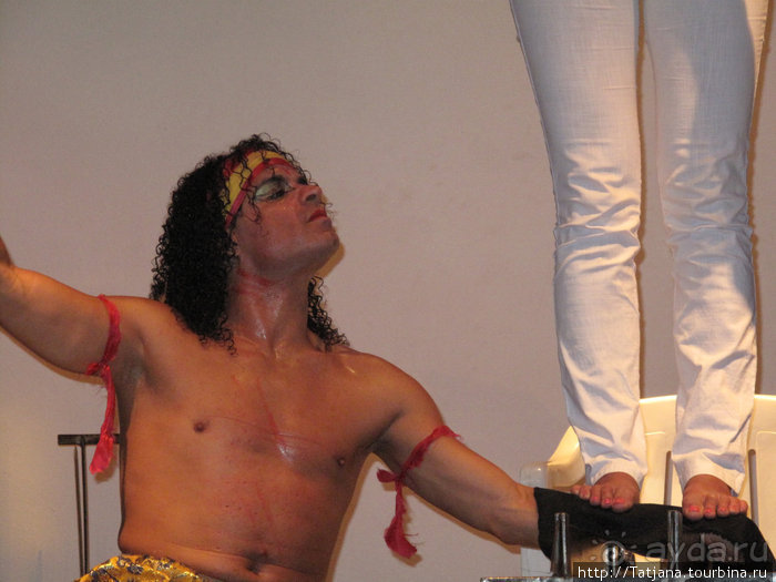 Шоу тунисских факиров.