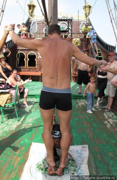 Шоу тунисских факиров.