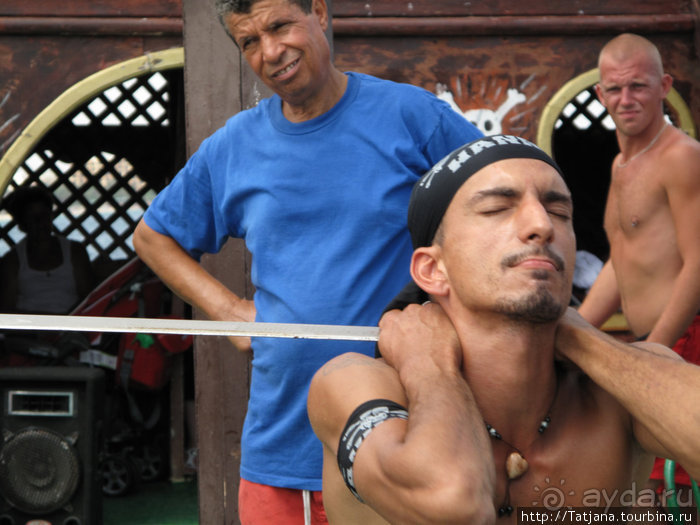 Шоу тунисских факиров.