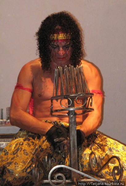 Шоу тунисских факиров.