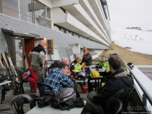 Позавтракал и сразу встал на лыжи!