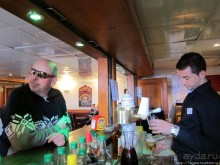 Позавтракал и сразу встал на лыжи!