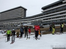Позавтракал и сразу встал на лыжи!