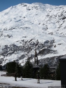 Позавтракал и сразу встал на лыжи!