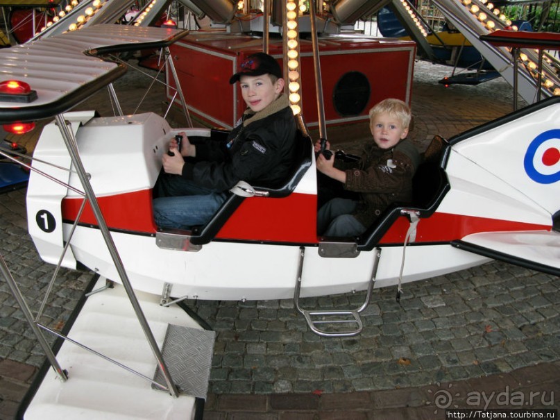 Вниз головой под 90 градусов над поверхностью земли