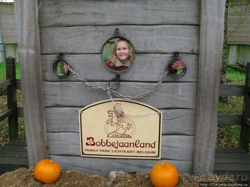 Вниз головой под 90 градусов над поверхностью земли