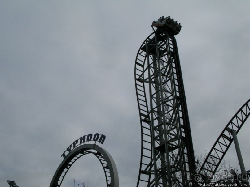 Вниз головой под 90 градусов над поверхностью земли