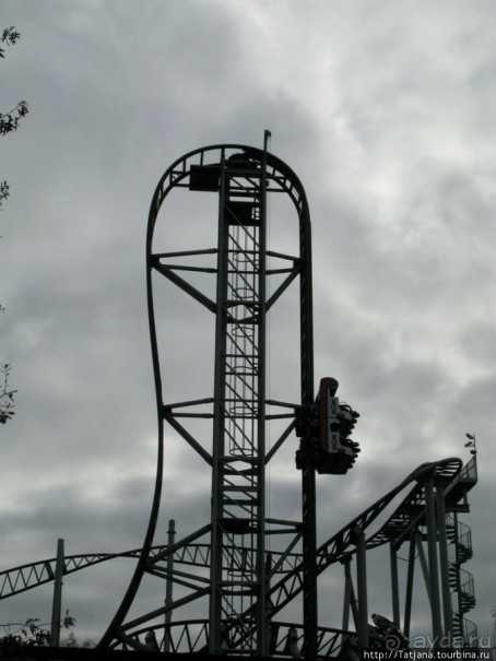 Вниз головой под 90 градусов над поверхностью земли