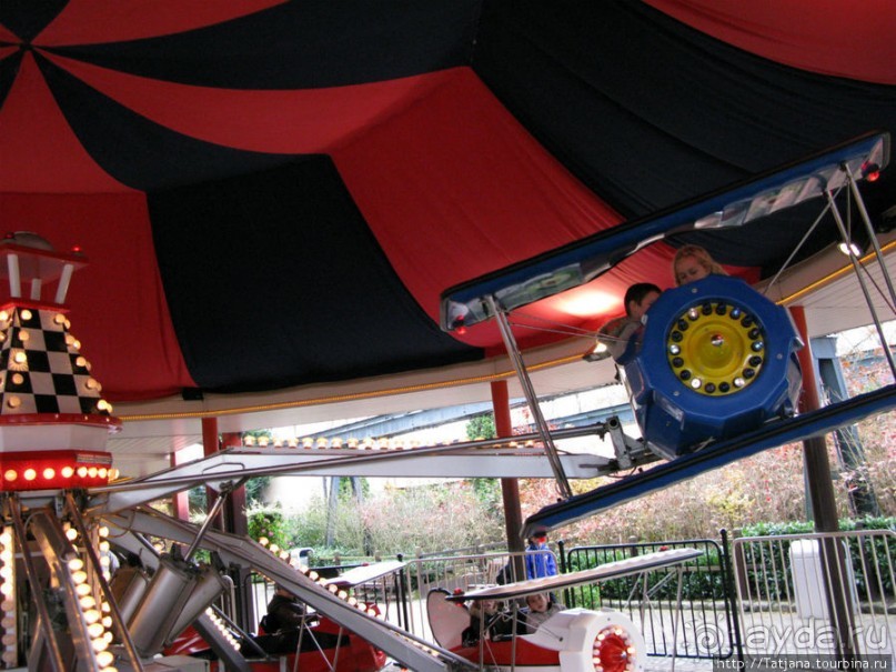 Вниз головой под 90 градусов над поверхностью земли