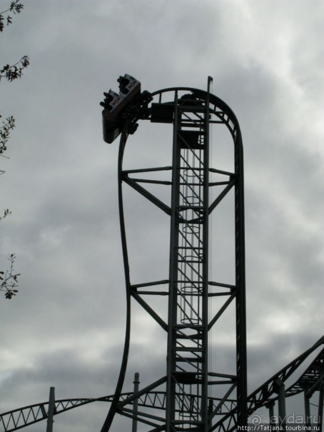 Вниз головой под 90 градусов над поверхностью земли