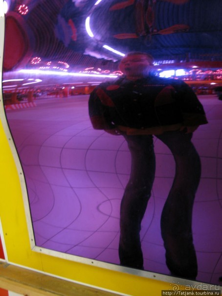 Вниз головой под 90 градусов над поверхностью земли