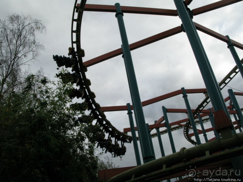 Вниз головой под 90 градусов над поверхностью земли