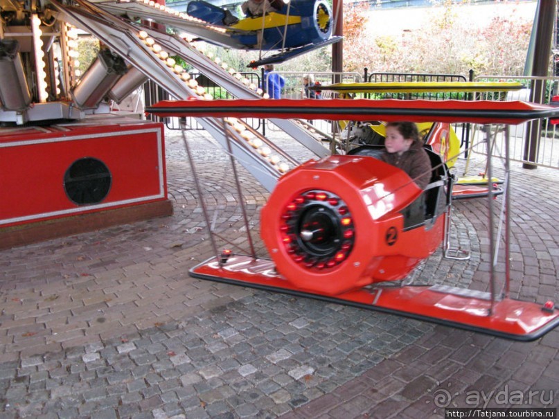 Вниз головой под 90 градусов над поверхностью земли