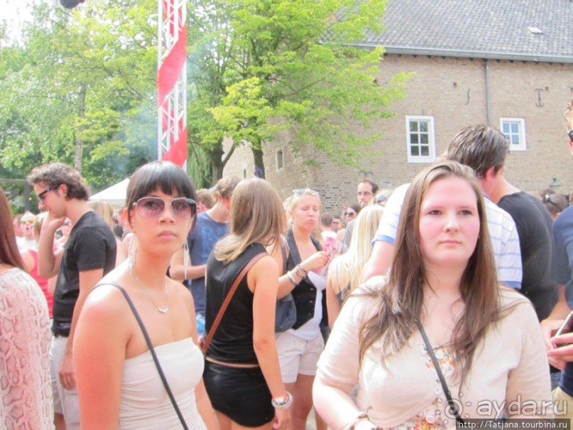 Альбом отзыва "Как отрывается Голландская молодежь (Castle of Love 2011)"