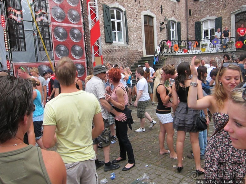 Как отрывается Голландская молодежь (Castle of Love 2011)