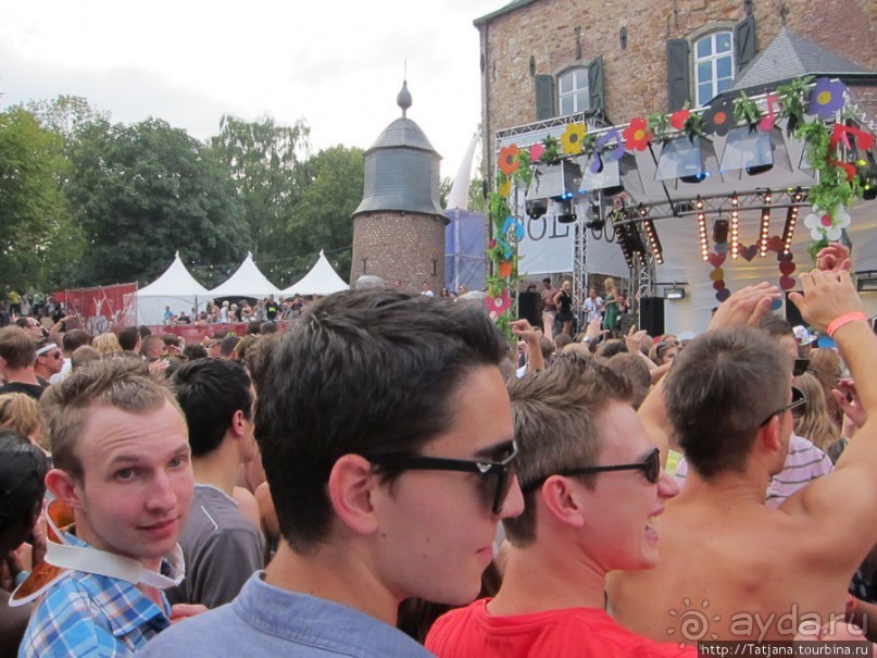 Как отрывается Голландская молодежь (Castle of Love 2011)