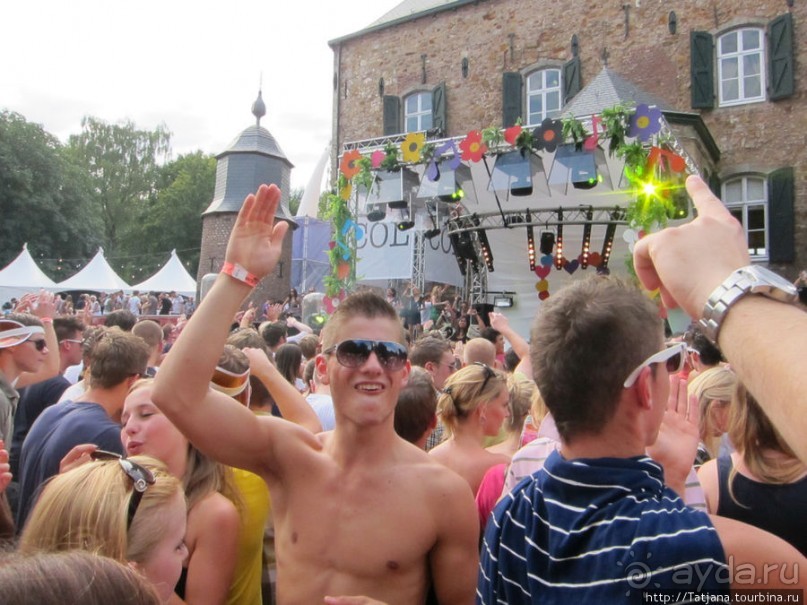 Как отрывается Голландская молодежь (Castle of Love 2011)