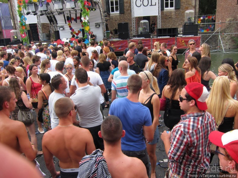 Как отрывается Голландская молодежь (Castle of Love 2011)