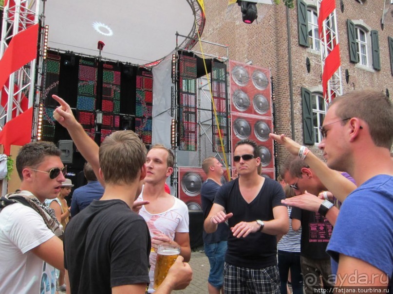 Как отрывается Голландская молодежь (Castle of Love 2011)