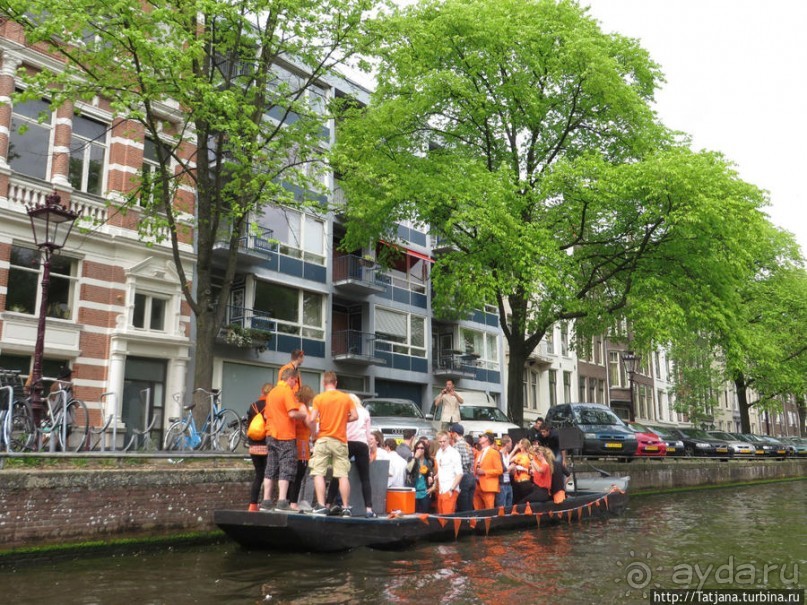По каналам в день Короля в Амстердаме