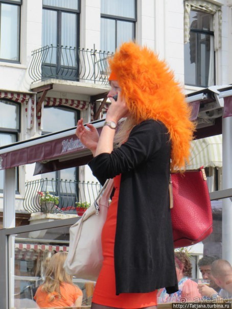 По каналам в день Короля в Амстердаме