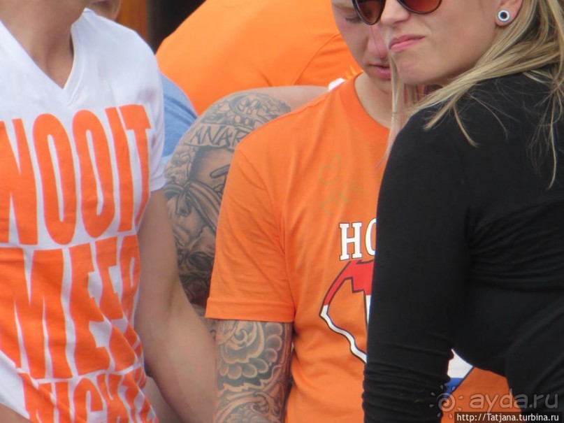 По каналам в день Короля в Амстердаме