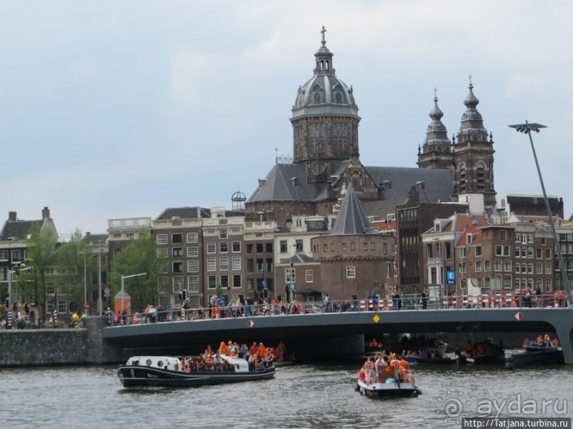 По каналам в день Короля в Амстердаме
